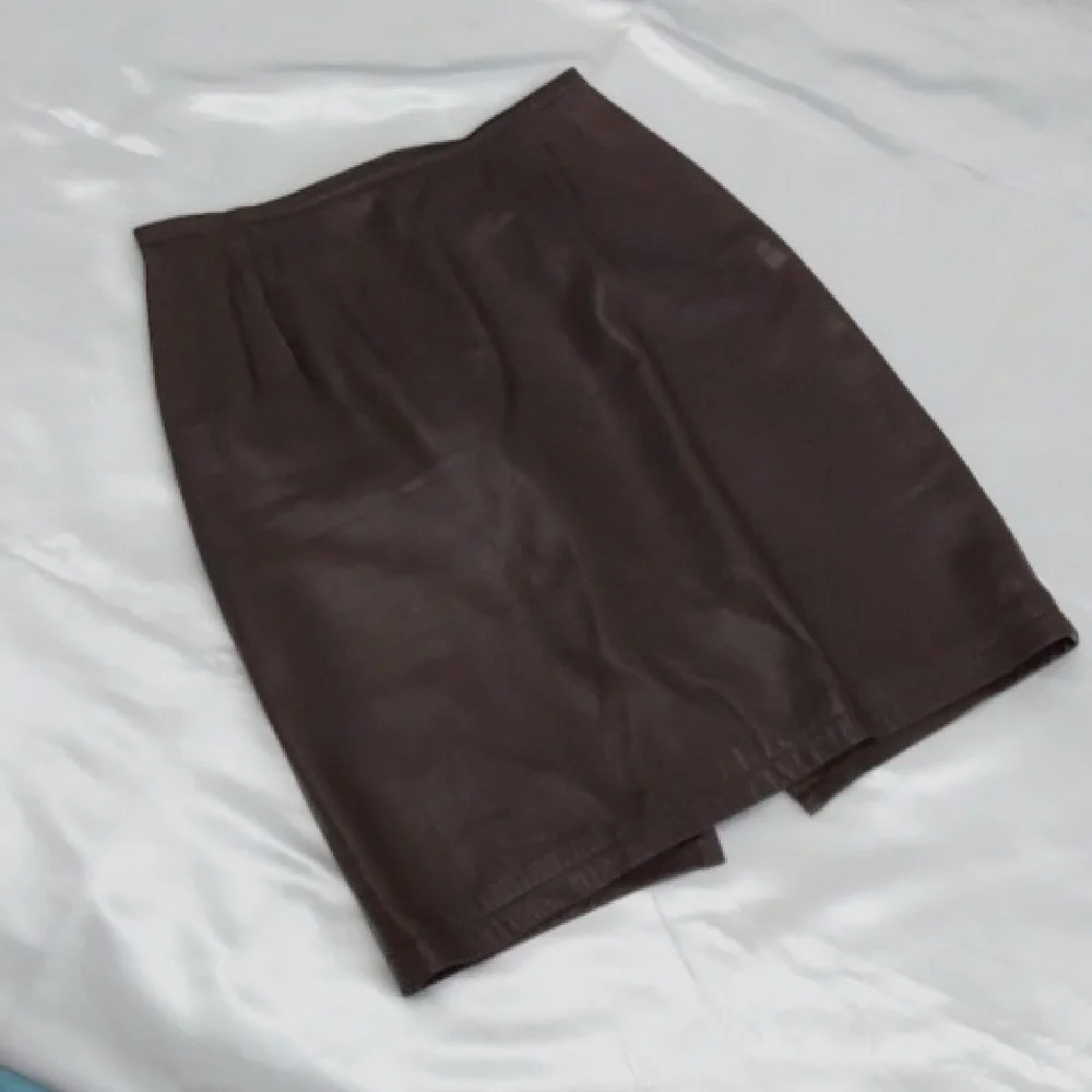 Ann Taylor Leather Mini Skirt Chocolate Brown, Fully Lined, Darted, Size 6 - Picture 3 of 15